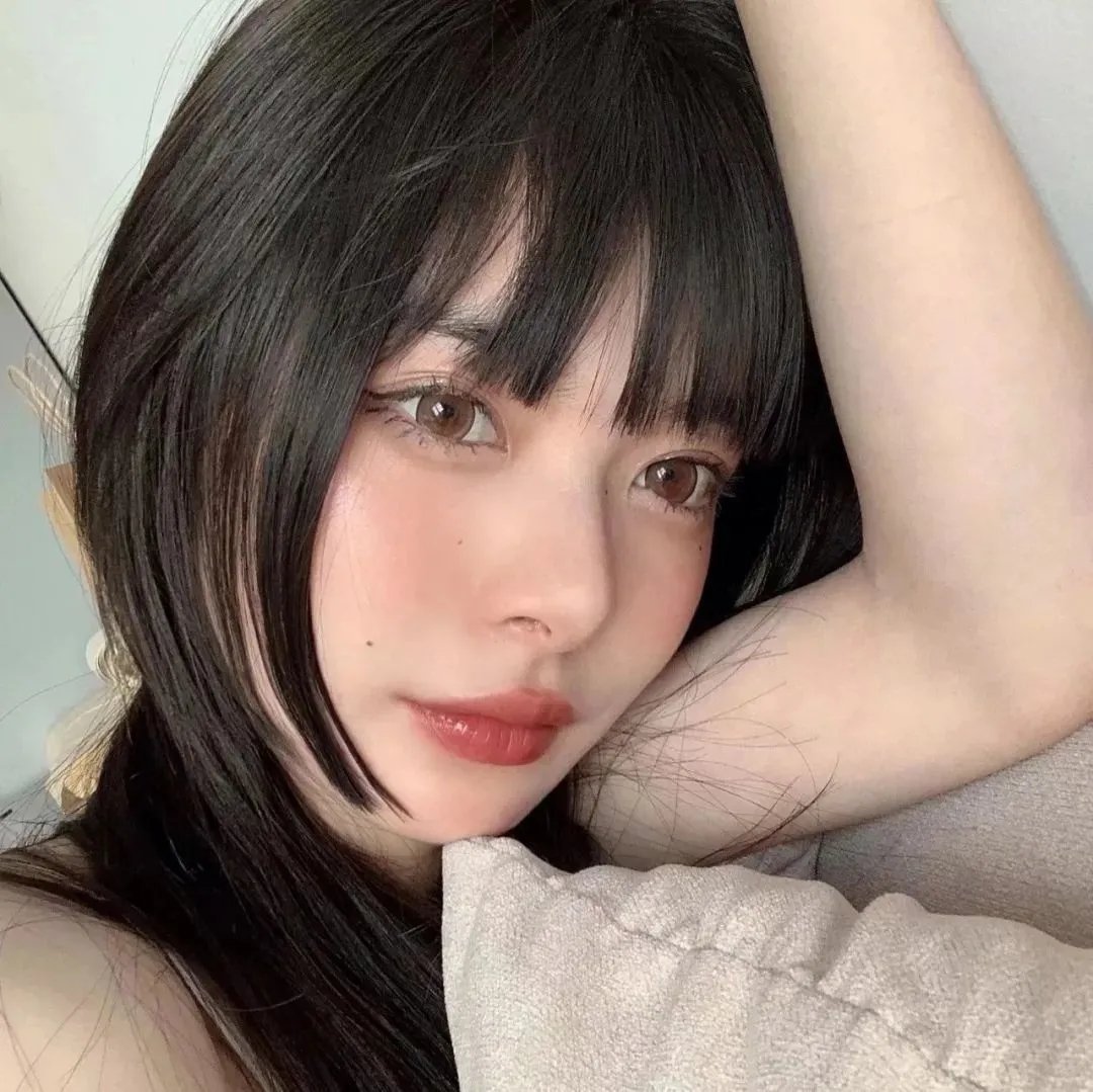 男孩在唱歌